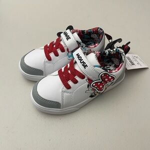 a pair of new minnie shoes
